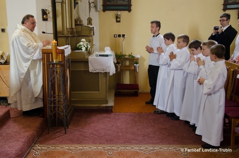 farnost-lovcica-trubin-prve-svate-prijimanie-2014-012